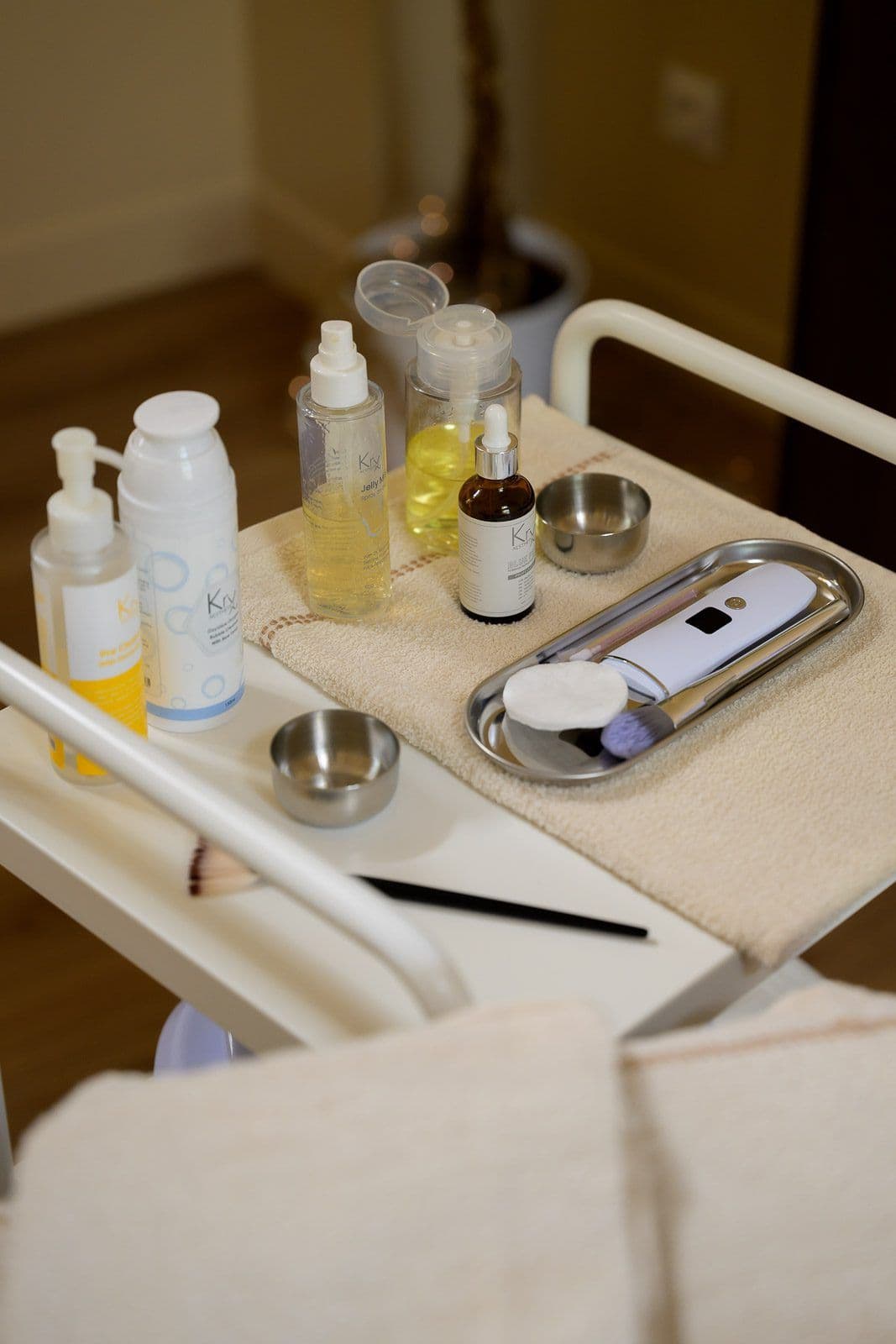 Treatment trolley in a beauty salon, bottles and bowls lined up in the cabin