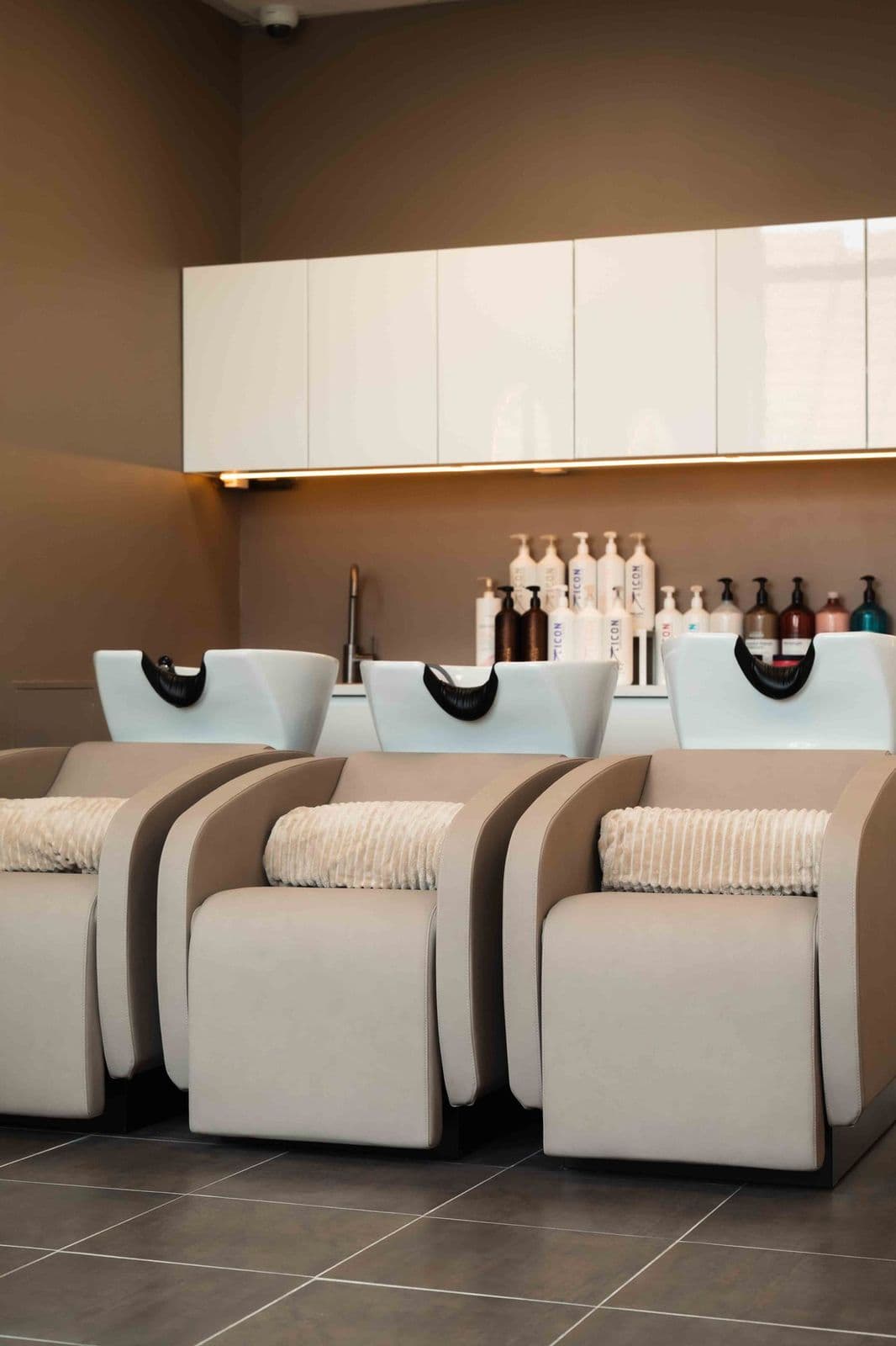 Product shelf and benches in a hair salon, symmetrical composition